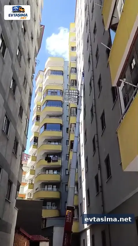 Asansörlü ev taşıma videosundan bir kare