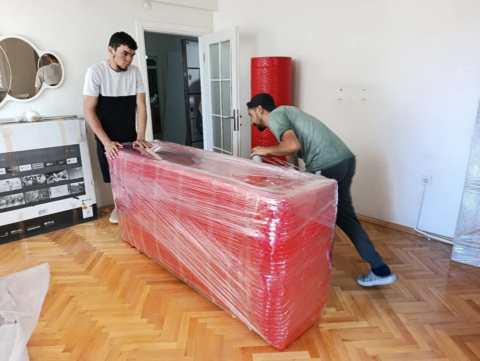 Koltukları koruyucu ambalaj ve streçle paketleyen ekibimiz