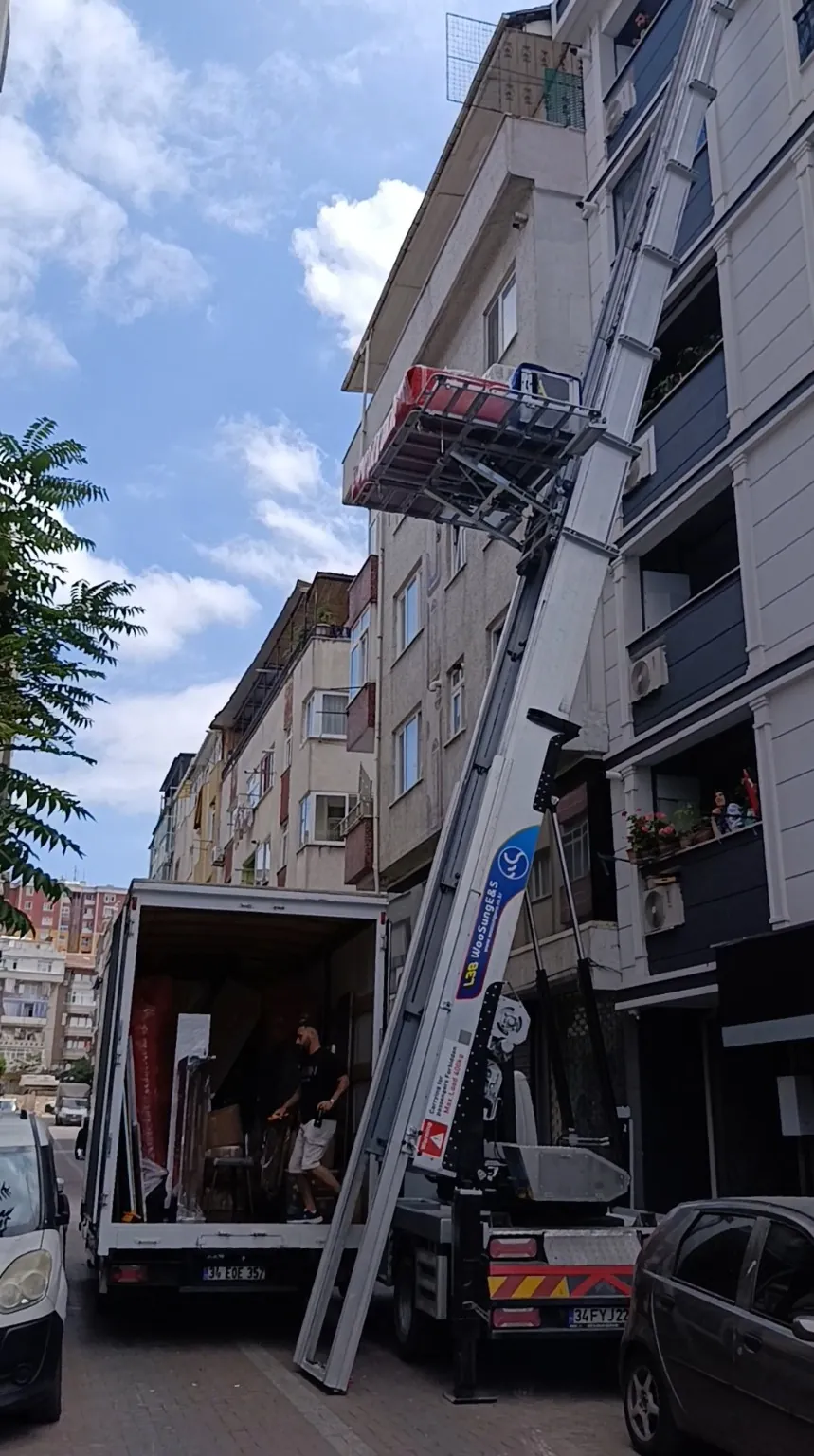 Bina cephesindeki mobil asansörle nakliye aracına eşya yükleme