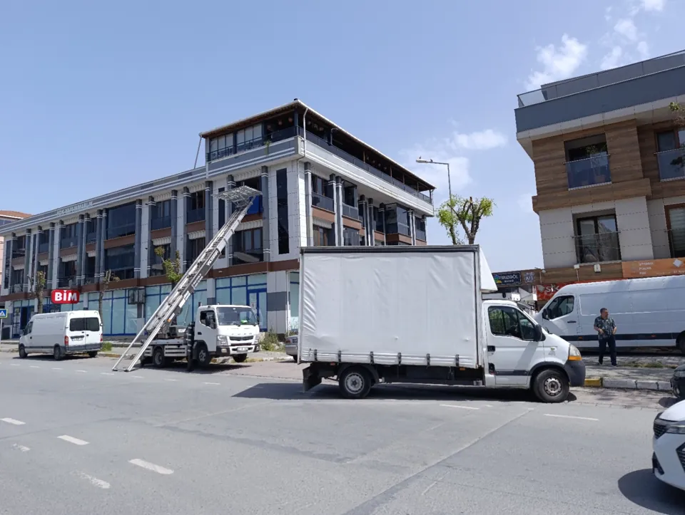 Bina cephesine kurulan mobil taşıma asansörü ve nakliye aracı