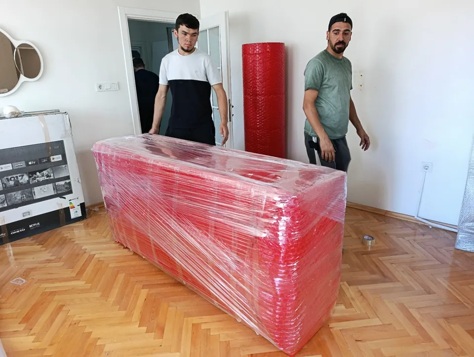 Mobilyaları taşıma öncesinde hazırlayan EV TAŞIMA NET ekibi
